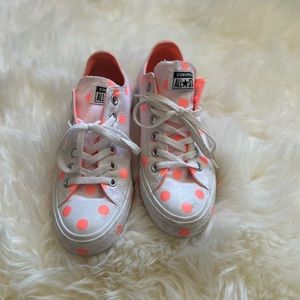 Converse, neon orange polka dots